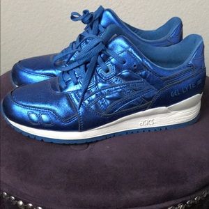 Metallic ASICS